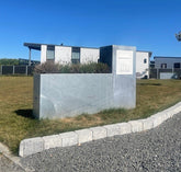 Højbed i galvaniseret til indbygget postkasse.