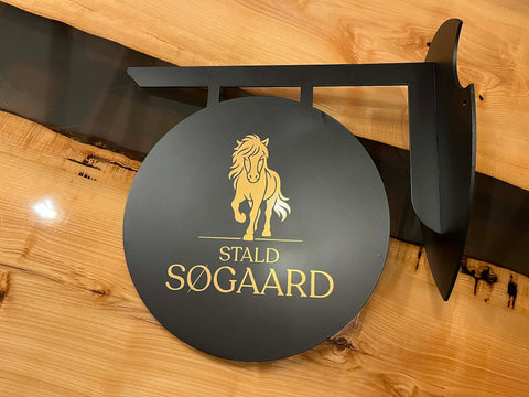 Galgeskilt med folie skrift eller logo