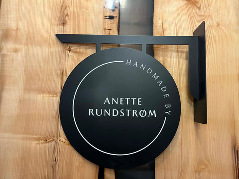 Galgeskilt med folie skrift eller logo