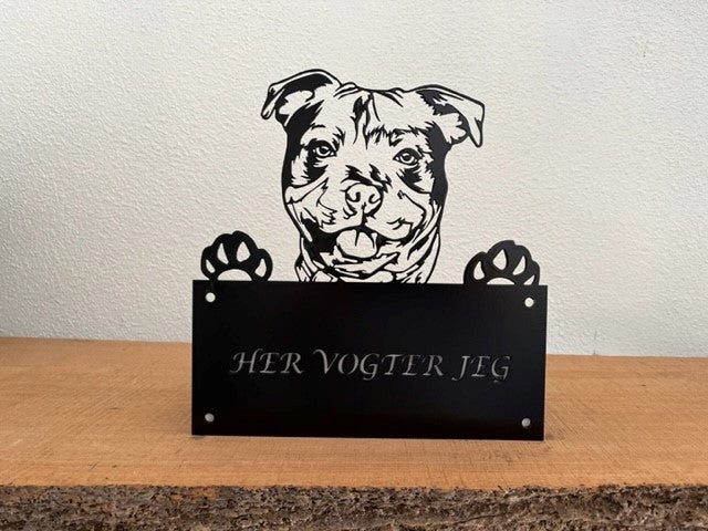 Her vogter jeg skilt med Staffordshire Bull Terrier