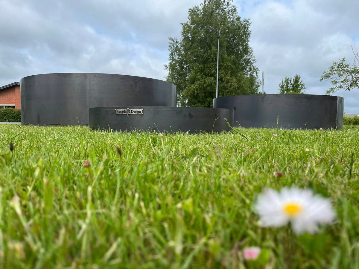 Bedring i cortenstål, runde udgaver i flere højder.