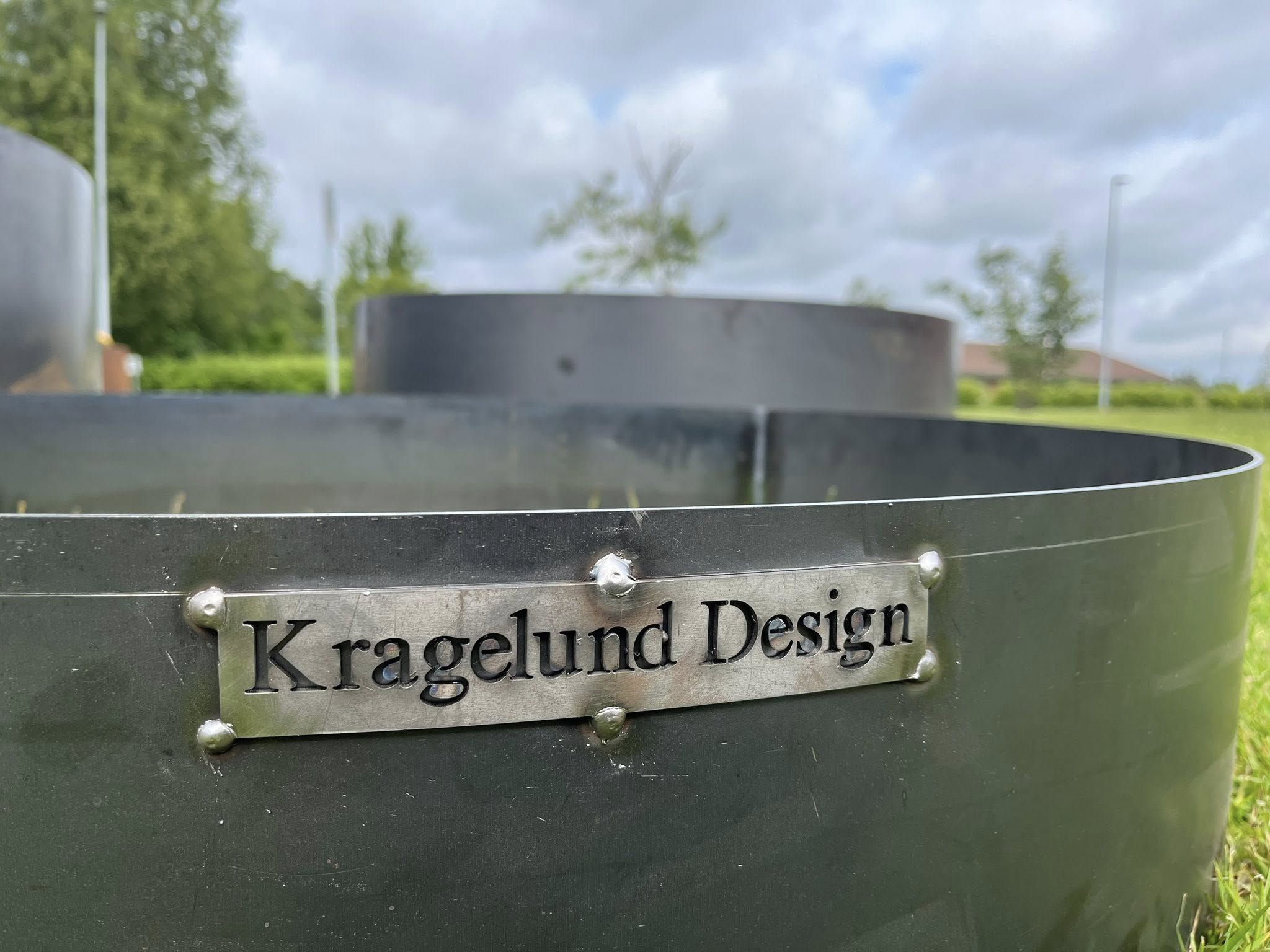 Bedring i cortenstål, runde udgaver i flere højder.